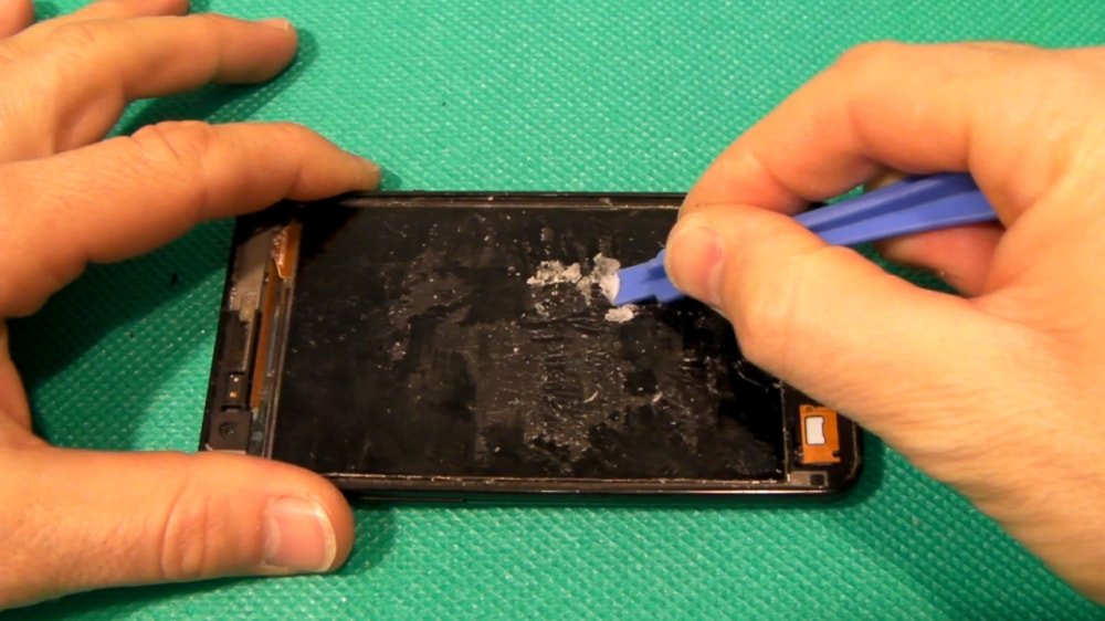 Perché riparare solo il vetrino del cellulare NON è una buona idea - PCZERO